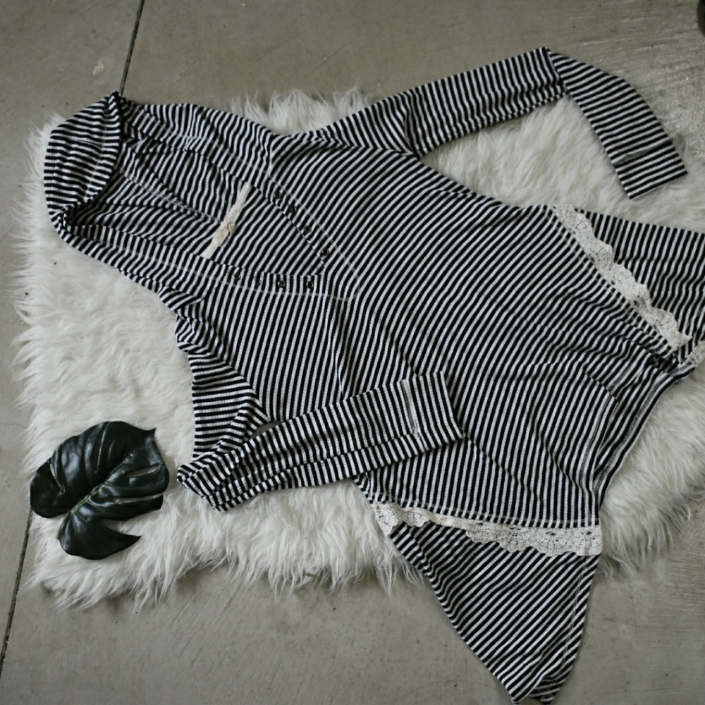 Long sleeve hooded blouse